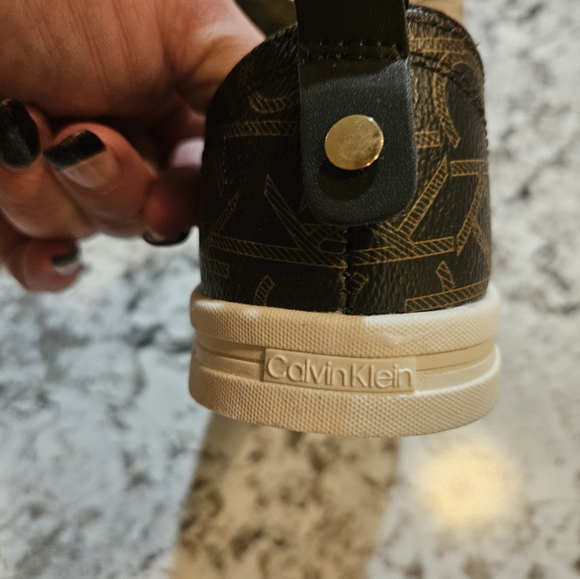 NIB Calvin Klein logo shoes size 6 - Picture 5 of 5